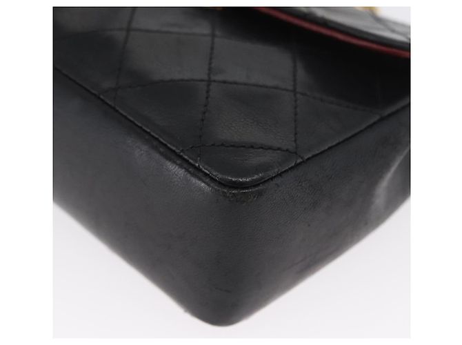 CHANEL Bolsa de Ombro Matelassé em Couro de Cordeiro Preto Ouro CC Auth 172545SAV Dourado - vista 16