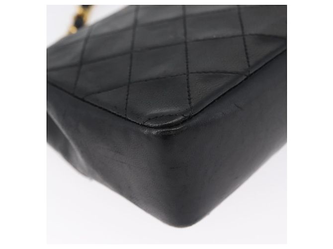 CHANEL Bolsa de Ombro Matelassé em Couro de Cordeiro Preto Ouro CC Auth 172545SAV Dourado - vista 17