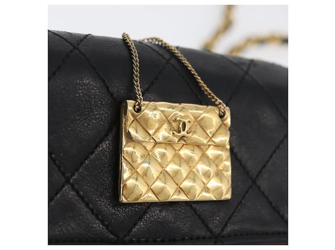 CHANEL Bolsa de Ombro Matelassé em Couro de Cordeiro Preto Ouro CC Auth 172545SAV Dourado - vista 18