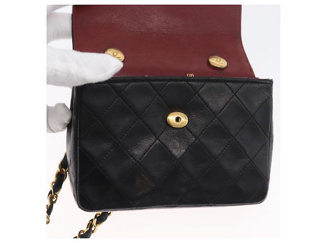 CHANEL Bolsa de Ombro Matelassé em Couro de Cordeiro Preto Ouro CC Auth 172545SAV Dourado - vista 21