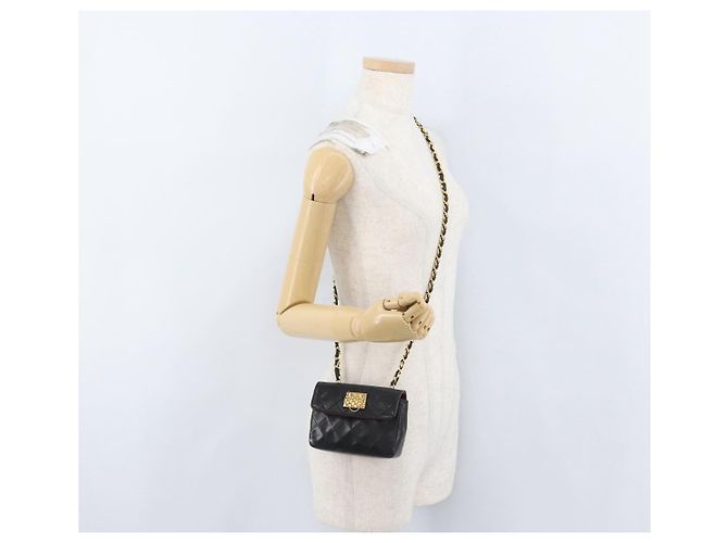CHANEL Bolsa de Ombro Matelassé em Couro de Cordeiro Preto Ouro CC Auth 172545SAV Dourado - vista 25