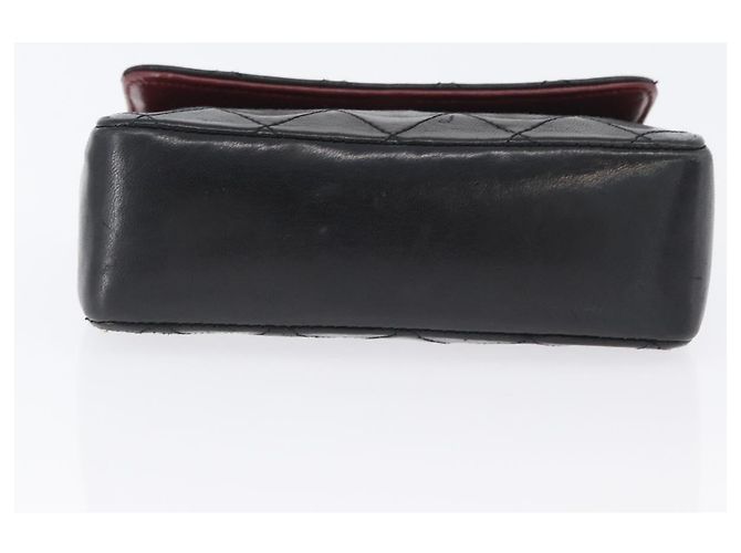 CHANEL Bolsa de Ombro Matelassé em Couro de Cordeiro Preto Ouro CC Auth 172545SAV Dourado - vista 5