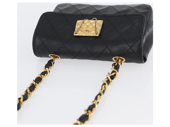CHANEL Bolsa de Ombro Matelassé em Couro de Cordeiro Preto Ouro CC Auth 172545SAV Dourado - vista 6