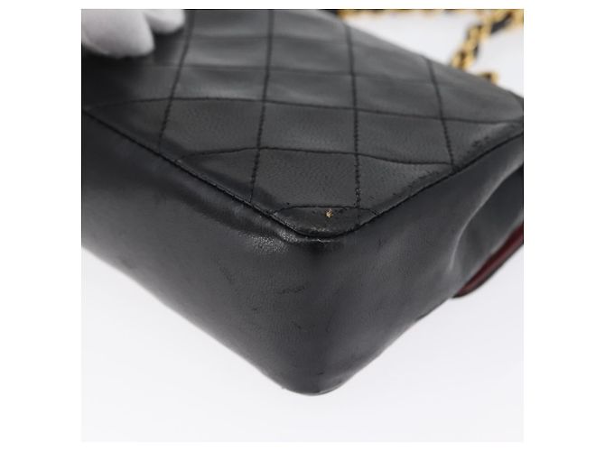 CHANEL Bolsa de Ombro Matelassé em Couro de Cordeiro Preto Ouro CC Auth 172545SAV Dourado - vista 8