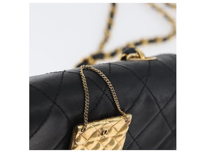 CHANEL Bolsa de Ombro Matelassé em Couro de Cordeiro Preto Ouro CC Auth 172545SAV Dourado - vista 9