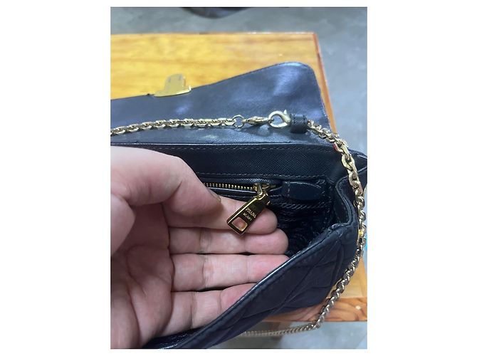 Prada gesteppte Nylon Schultertasche mit Kette Dunkelblau - Ansicht 10
