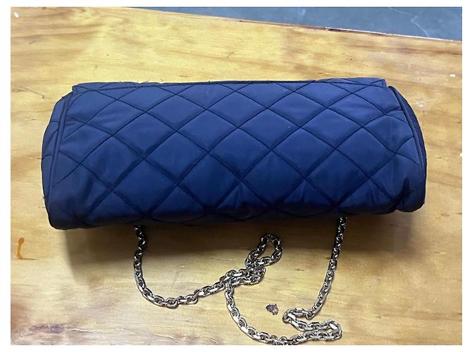 Prada gesteppte Nylon Schultertasche mit Kette Dunkelblau - Ansicht 4