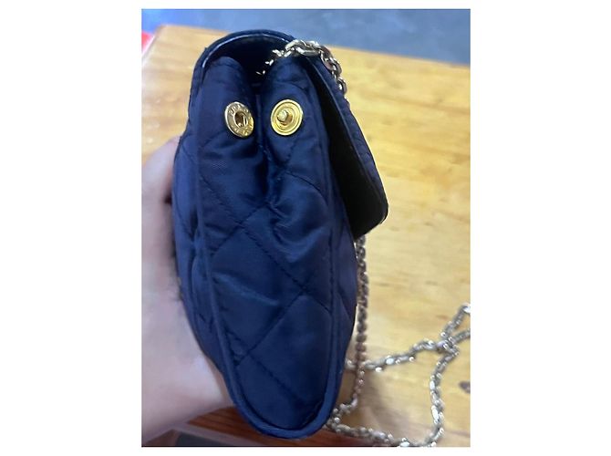 Prada gesteppte Nylon Schultertasche mit Kette Dunkelblau - Ansicht 5