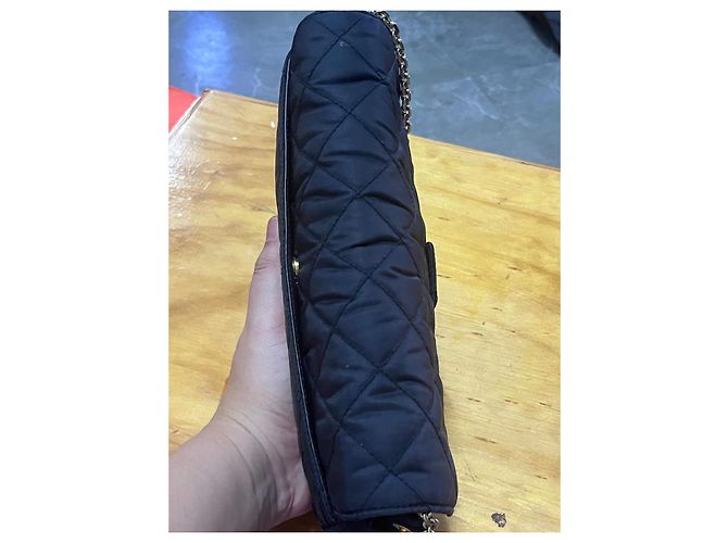 Prada gesteppte Nylon Schultertasche mit Kette Dunkelblau - Ansicht 6