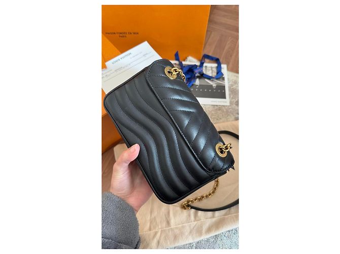 Borsa Louis Vuitton Naw Wave Nera in Pelle Trapuntata Nero - vista 5