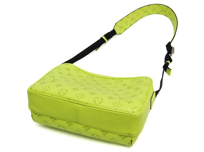 Borsa Messenger Outdoor Taigarama di Louis Vuitton Giallo - vista 3