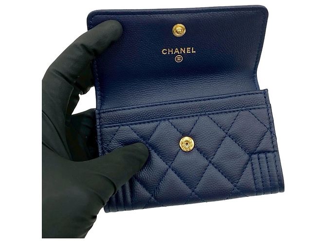 Tarjetero de piel de caviar Chanel Boy Azul marino - vista 7