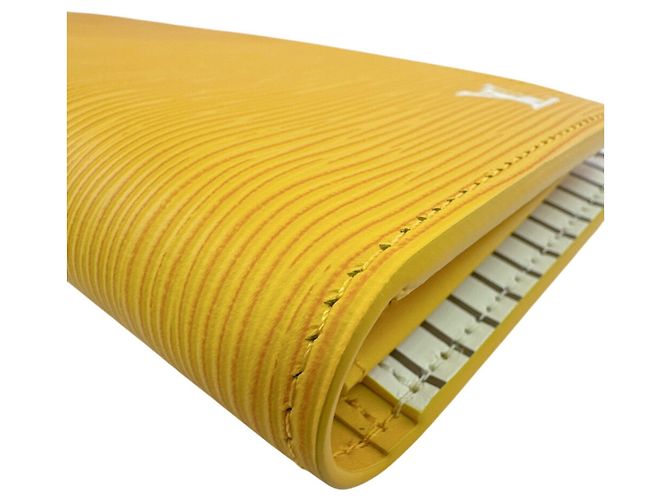 Cartera Larga Brazza Epi de Louis Vuitton Amarillo - vista 6