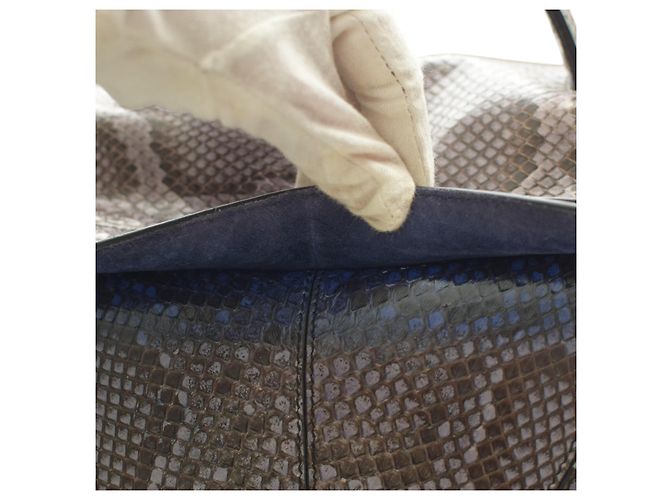 Bolso bandolera grande de piel de serpiente azul y negro TOD'S Wave con asa superior. - vista 10