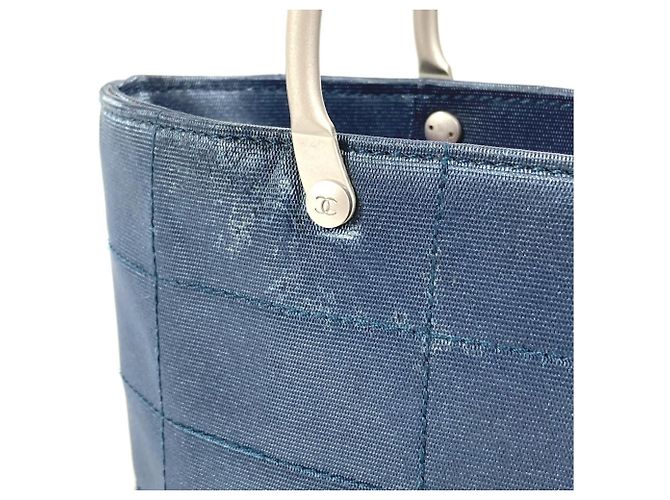 Blauer Nylon-Canvas-Tote mit CC Coco-Logo von Chanel - Ansicht 11