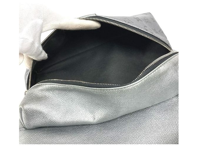 Zaino Discovery PM Taigarama Louis Vuitton Argento - vista 14