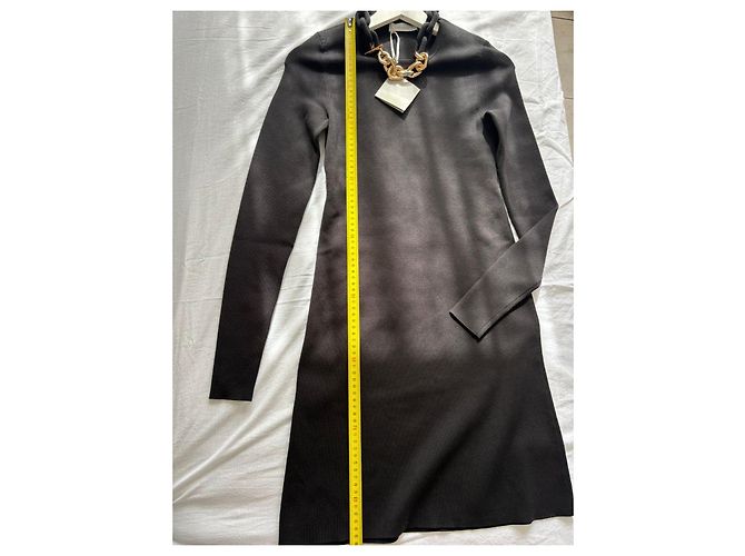 Paco Rabanne Vestido negro con collar de cadena dorada - vista 8