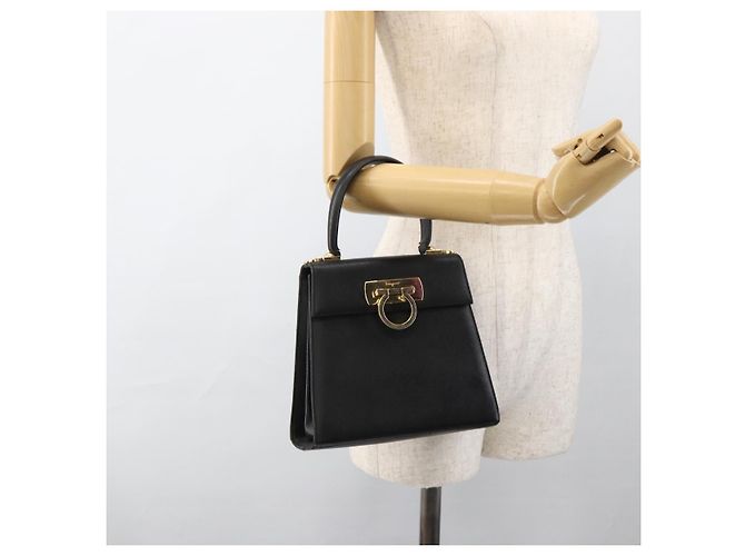 Borsa a mano in pelle nera e oro Gancini di Salvatore Ferragamo Auth ka2959 Nero D'oro - vista 23