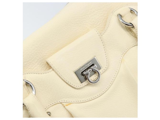 Sac à main Gancini en cuir blanc et argent de Salvatore Ferragamo Auth 166988 Argenté - vue 19