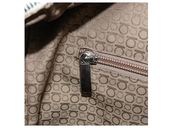 Sac à main Gancini en cuir blanc et argent de Salvatore Ferragamo Auth 166988 Argenté - vue 23