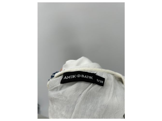 Antik Batik Vestido blanco con cuello bordado en marino - vista 5