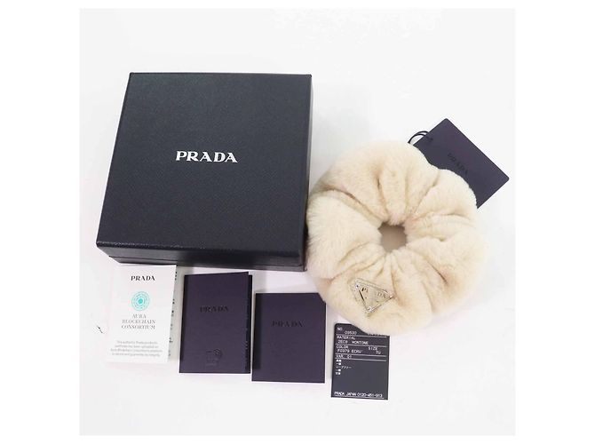 Accessorio per capelli in pelliccia di pecora con logo Triangolo Prada Beige - vista 2