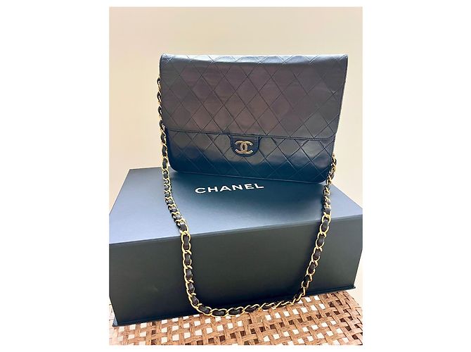 Timeless Chanel Classic Double Flap Media Nera in Pelle d'Agnello Oro 24k Nero - vista 2