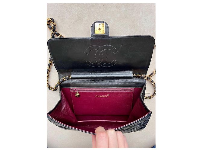 Timeless Chanel Classic Double Flap Media Nera in Pelle d'Agnello Oro 24k Nero - vista 3