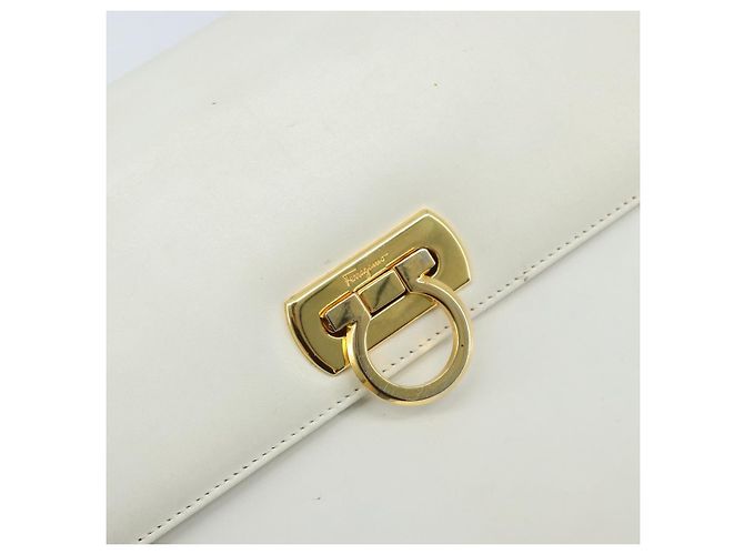 Borsa a Spalla Gancini in Pelle Bianca e Oro Salvatore Ferragamo Auth ARZ115 Bianco D'oro - vista 15