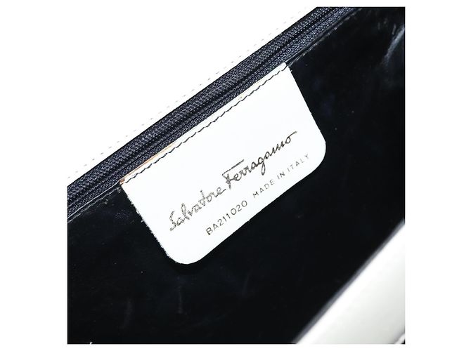 Borsa a Spalla Gancini in Pelle Bianca e Oro Salvatore Ferragamo Auth ARZ115 Bianco D'oro - vista 17