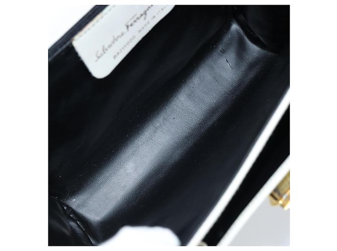Borsa a Spalla Gancini in Pelle Bianca e Oro Salvatore Ferragamo Auth ARZ115 Bianco D'oro - vista 18