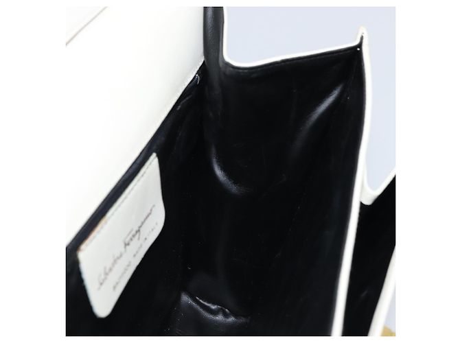 Borsa a Spalla Gancini in Pelle Bianca e Oro Salvatore Ferragamo Auth ARZ115 Bianco D'oro - vista 19