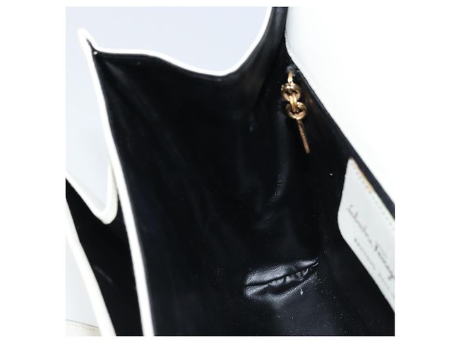 Borsa a Spalla Gancini in Pelle Bianca e Oro Salvatore Ferragamo Auth ARZ115 Bianco D'oro - vista 20
