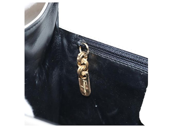 Borsa a Spalla Gancini in Pelle Bianca e Oro Salvatore Ferragamo Auth ARZ115 Bianco D'oro - vista 21