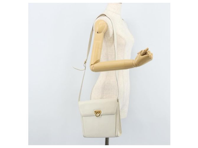 Borsa a Spalla Gancini in Pelle Bianca e Oro Salvatore Ferragamo Auth ARZ115 Bianco D'oro - vista 24
