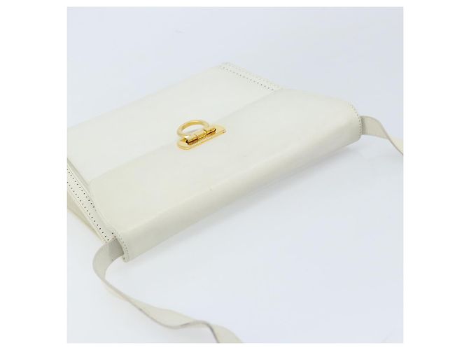 Borsa a Spalla Gancini in Pelle Bianca e Oro Salvatore Ferragamo Auth ARZ115 Bianco D'oro - vista 6