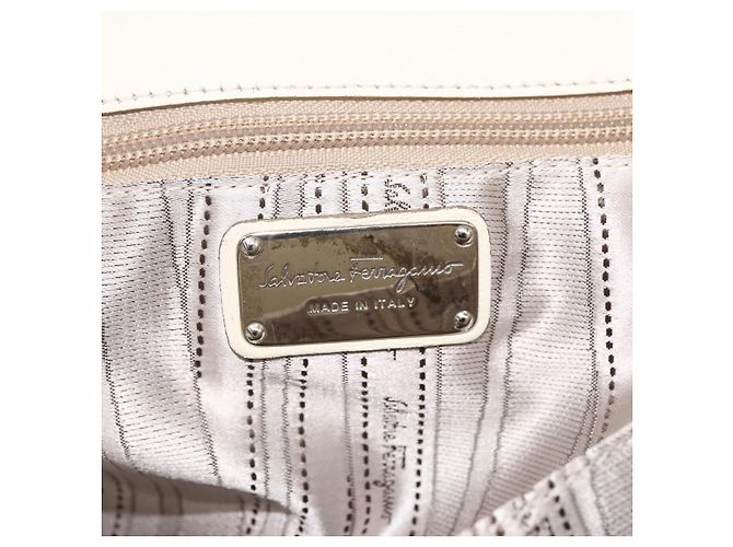 Borsa a mano in pelle bianca e argento Salvatore Ferragamo Auth BSZ241 Bianco - vista 15