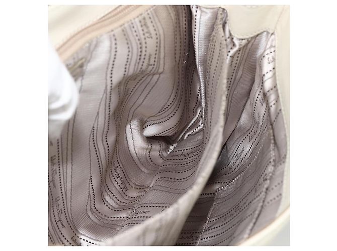 Borsa a mano in pelle bianca e argento Salvatore Ferragamo Auth BSZ241 Bianco - vista 17