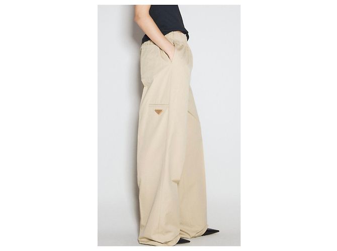 Calça larga de algodão bege com placa de logo Prada - vista 10