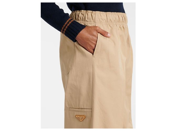 Calça larga de algodão bege com placa de logo Prada - vista 12