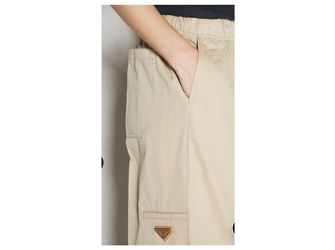 Calça larga de algodão bege com placa de logo Prada - vista 14