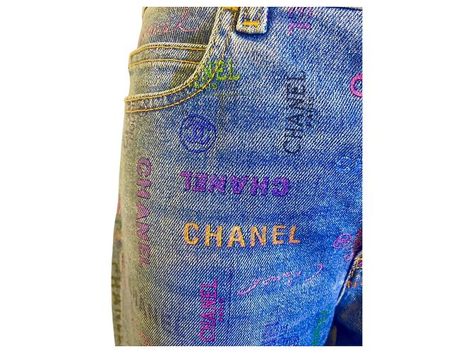 CHANEL 22P Jeans in denim blu e multicolore con stampa logo FR 40 - vista 6
