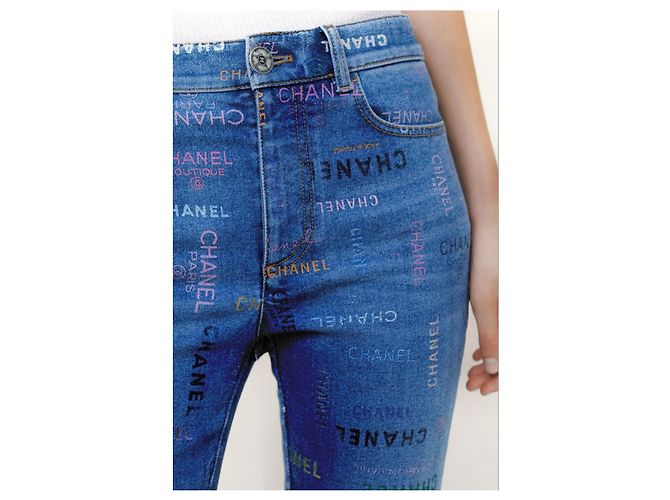 CHANEL 22P Jeans in denim blu e multicolore con stampa logo FR 40 - vista 9