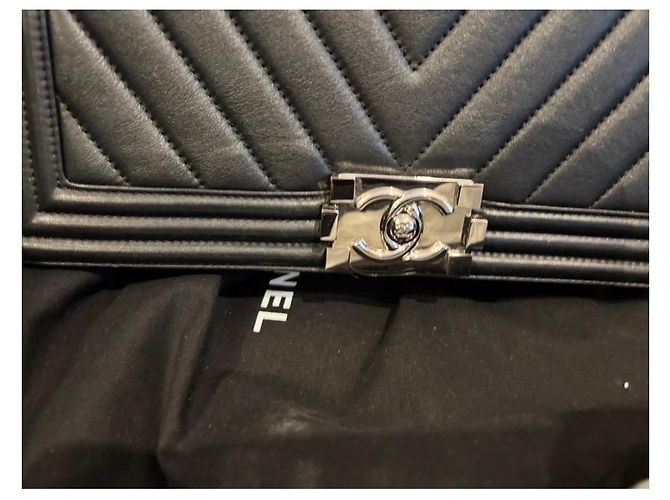 Borsa Chanel Boy in pelle chevron nera Nero - vista 2