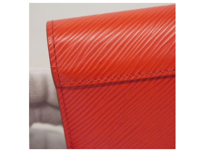 Cartera Larga Twist de Cuero Epi Louis Vuitton Roja - vista 13