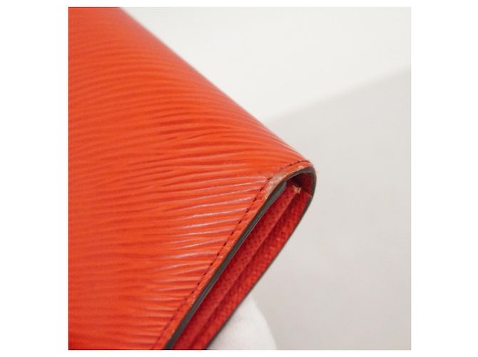 Cartera Larga Twist de Cuero Epi Louis Vuitton Roja - vista 7