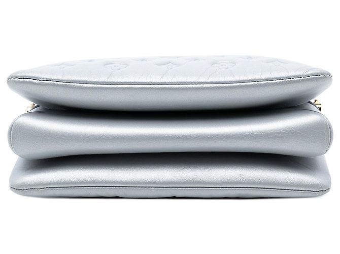 Coussin PM in pelle di agnello trapuntata argento con monogramma Louis Vuitton - vista 3