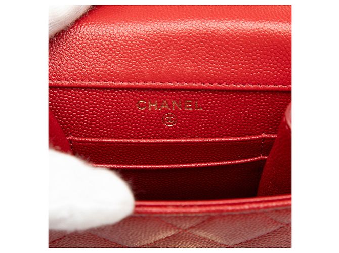 Supporto per telefono in caviar trapuntato rosso Chanel con finitura dorata - vista 5