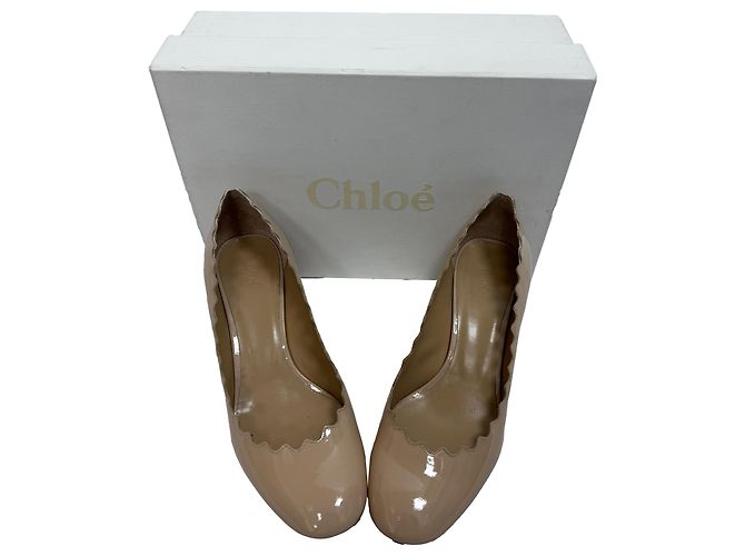 Chloé Lauren Pumps mit gewelltem Rand aus beigem Lackleder - Ansicht 10