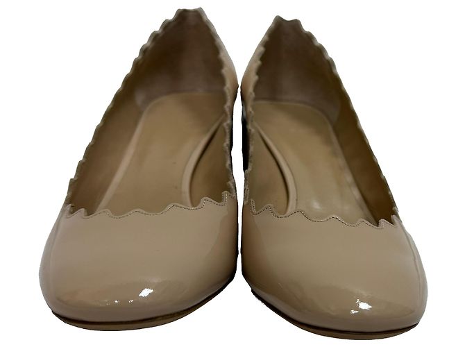 Chloé Lauren Pumps mit gewelltem Rand aus beigem Lackleder - Ansicht 3